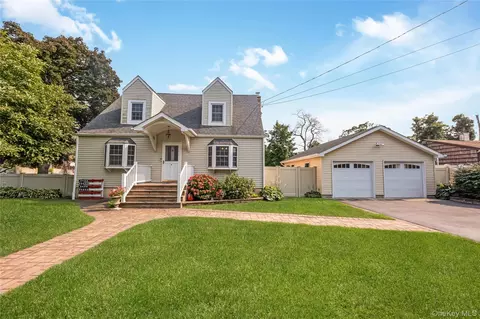 8 N 5th St, Holbrook, NY 11741