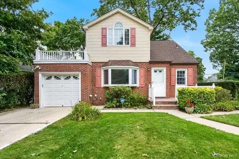 48 Maple Dr, North Hempstead, NY 11040