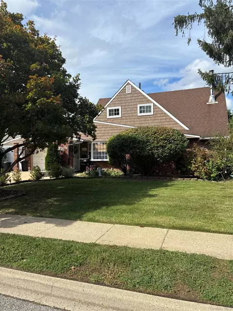 33 Stonecutter Rd, Levittown, NY 11756