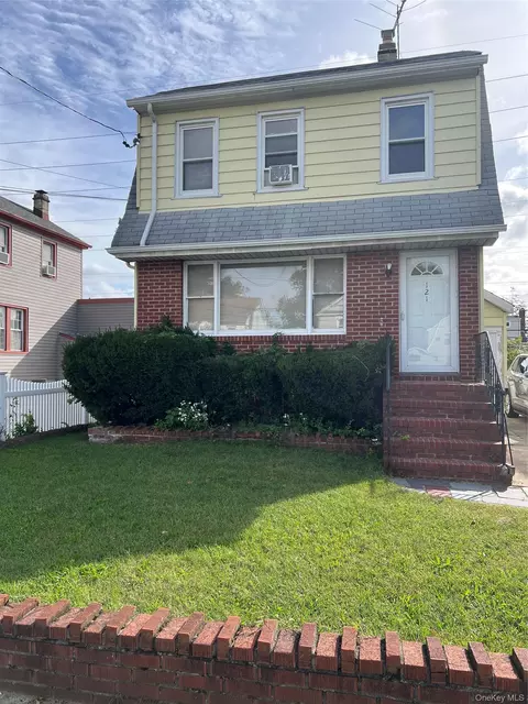 121 Cochran Pl, Valley Stream, NY 11581