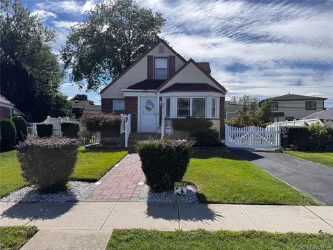279 S King St, Elmont, NY 11003