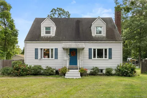 38 Muncey Rd, Bay Shore, NY 11706