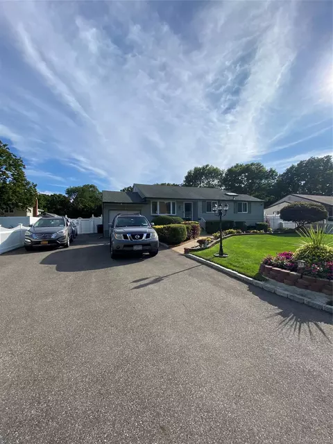 22 W Willow St, Brentwood, NY 11717