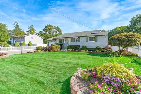 22 W Willow St, Brentwood, NY 11717