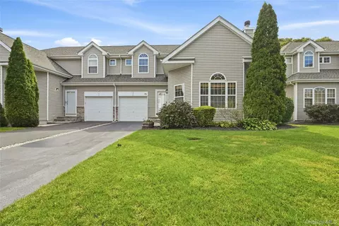 41 Sunflower Ridge Rd, South Setauket, NY 11720