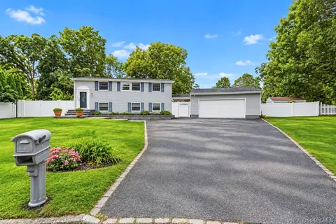 4 Bud Ct, Setauket, NY 11733