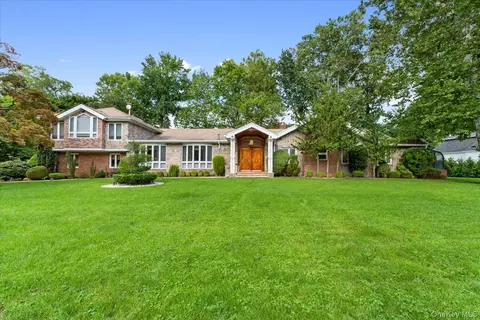 15 Hillcrest Dr, North Hempstead, NY 11021