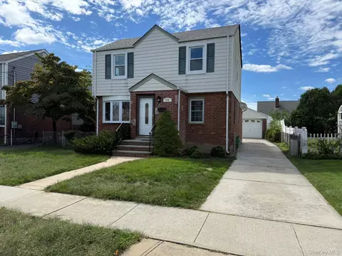 375 Latham Rd, North Hempstead, NY 11501