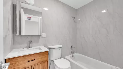 Bath - 957 E 229th St, New York, NY 10466 photo 1 of 4