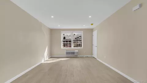 Living - 957 E 229th St, New York, NY 10466 photo 4 of 5