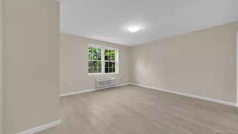 Living - 957 E 229th St, New York, NY 10466 photo 2 of 5