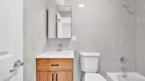 Bath - 957 E 229th St, New York, NY 10466 photo 4 of 4