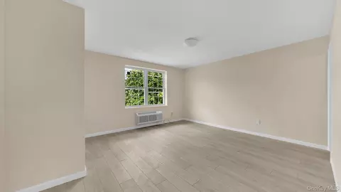 Living - 957 E 229th St, New York, NY 10466 photo 5 of 5