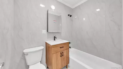 Bath - 957 E 229th St, New York, NY 10466 photo 3 of 4