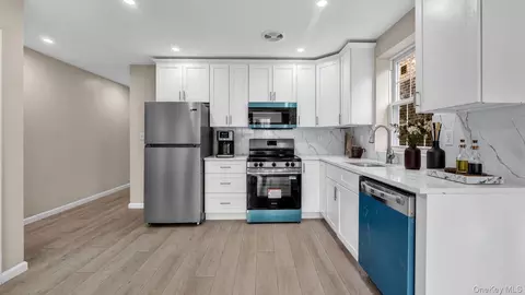 Entry Way - 957 E 229th St, New York, NY 10466 photo 1 of 4