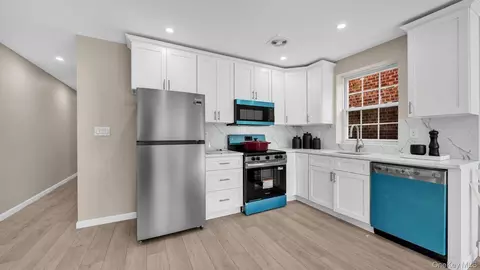 Entry Way - 957 E 229th St, New York, NY 10466 photo 2 of 4