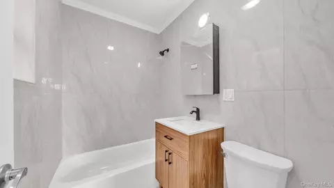Bath - 957 E 229th St, New York, NY 10466 photo 2 of 4