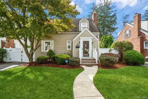 173 2nd St, Hicksville, NY 11801