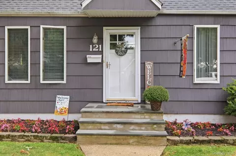 121 N Delaware Ave, Lindenhurst, NY 11757