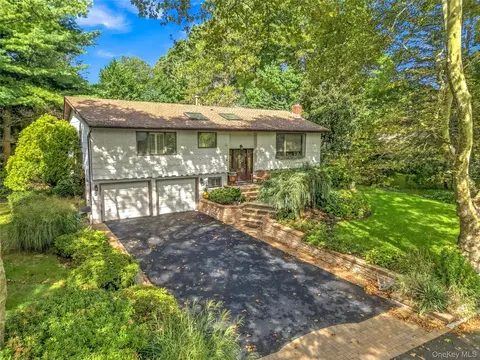 6 Kinsella St, Dix Hills, NY 11746