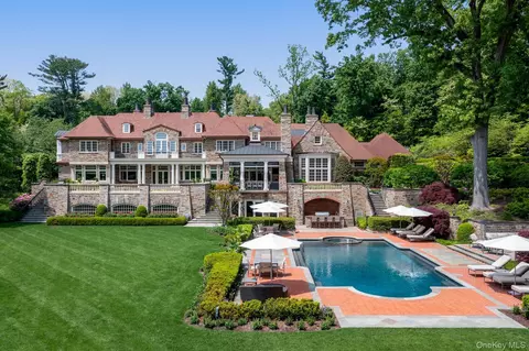 6 Spring Hill Ln, North Hempstead, NY 11568