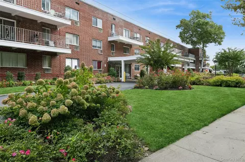 320 E Shore Rd #30B, North Hempstead, NY 11023