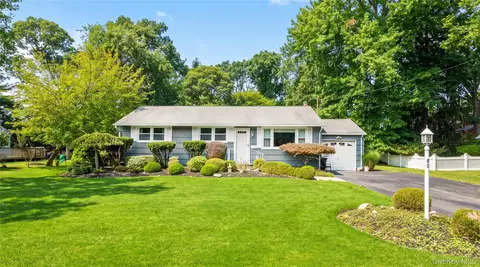 80 Evergreen Ln, Brookhaven, NY 11772
