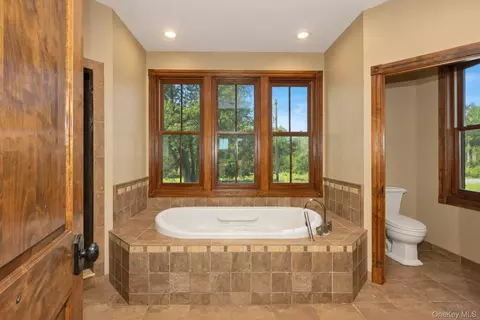 Bath - 231 Celery Ave, New Hampton, NY 10958 photo 2 of 6