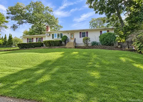 2 Renwick Rd, Lake Ronkonkoma, NY 11779