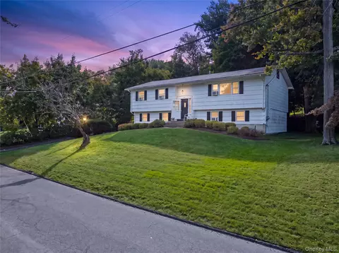 4 Great Oaks Dr, Clarkstown, NY 10956