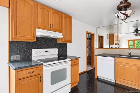 Kitchen - 86 Log Rd, Patchogue, NY 11772 photo 3 of 4