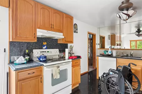Kitchen - 86 Log Rd, Patchogue, NY 11772 photo 4 of 4