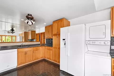 Kitchen - 86 Log Rd, Patchogue, NY 11772 photo 2 of 4