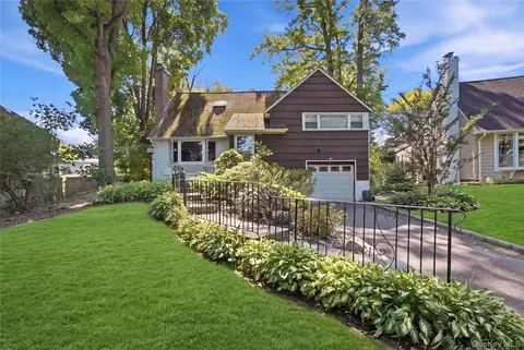 5 Roxbury Rd, North Hempstead, NY 11050