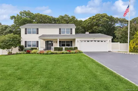 39 Hargrove Dr, Stony Brook, NY 11790