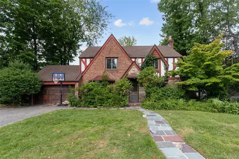 85 Oxford Blvd, North Hempstead, NY 11023