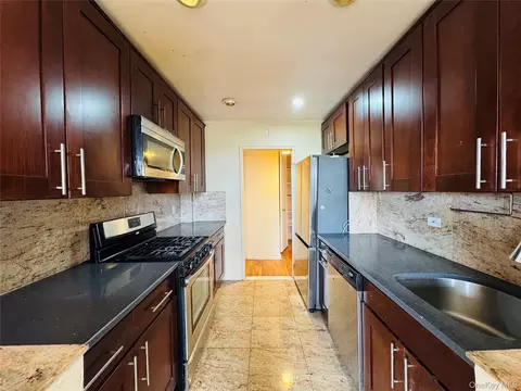 Kitchen - 138-15 Franklin Ave #629, Flushing, NY 11355 photo 2 of 2
