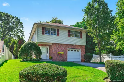76 Hernan Ave, Locust Valley, NY 11560
