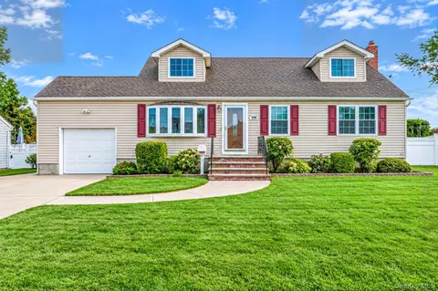 719 3rd St, West Babylon, NY 11704