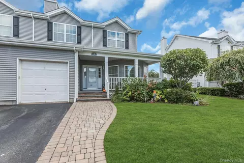 140 Rivendell Ct, Melville, NY 11747