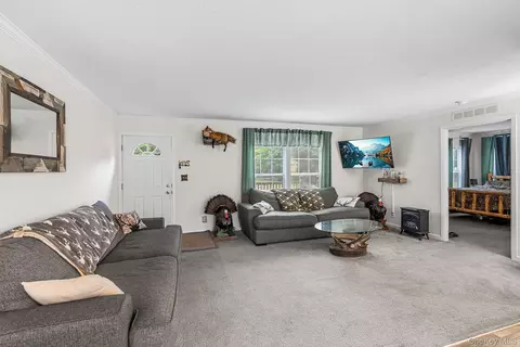 Living - 735 Plattekill Ardonia Rd, Wallkill, NY 12589 photo 1 of 2