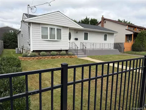 218 E Alhambra Ave, Lindenhurst, NY 11757