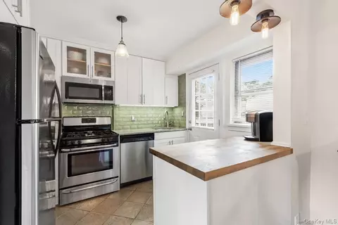 Kitchen - 2 Peck Ave #22B, Rye, NY 10580 photo 1 of 2