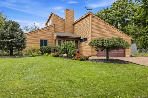 16 Bridle Path Ln, Port Jefferson, NY 11777