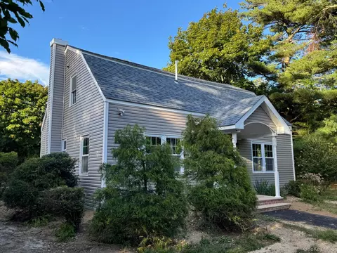 4 Barnes Rd, Moriches, NY 11955