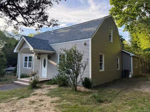 4 Barnes Rd, Moriches, NY 11955