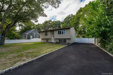 84 N 17th St, Wheatley Heights, NY 11798