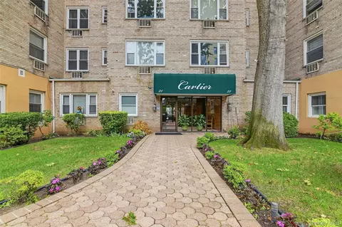 21 Bond St #3J, North Hempstead, NY 11021