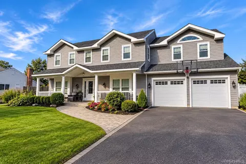 125 Pace Dr S, West Islip, NY 11795