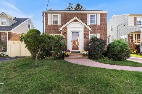 305 White Rd, North Hempstead, NY 11501